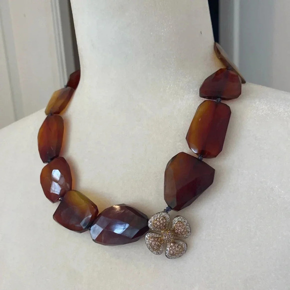 High End Polished Agate Gemstone Necklace With Crystal Flower - Picture 5 of 6